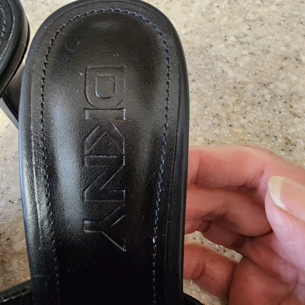 NWOT DKNY Black Slide Sandals with Silver Chain and Charms Size 6.5